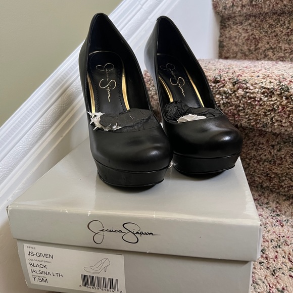Jessica Simpson Black Pumps - Picture 3 of 6